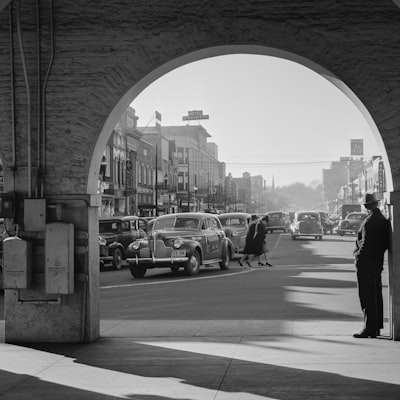 Нуар: чёрно-белая уличная сцена